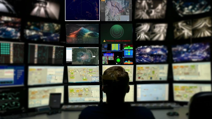 C2-Softwareplattform - mehrere Überwachungsmonitore in einem Leitstellenraum mit Live-Videoübertragung.